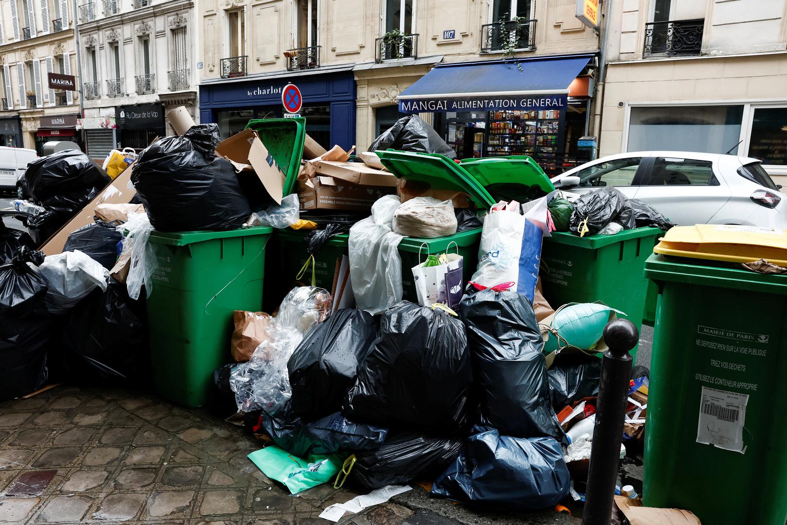 A view of a street where garbage cans are overflowing, as garbage has not been collected, in Paris, France March 13, 2023. REUTERS/Benoit Tessier Photo: BENOIT TESSIER/REUTERS