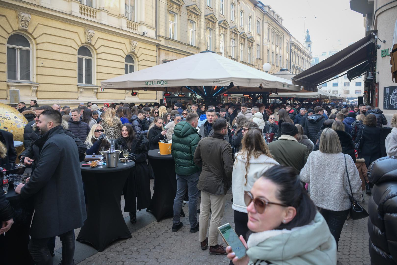 Podsjetimo, doček Nove godine na glavnom zagrebačkom trgu započinje u 19 sati, a organiziran je u suradnji s Turističkom zajednicom Grada Zagreba, najavili su iz gradske uprave.