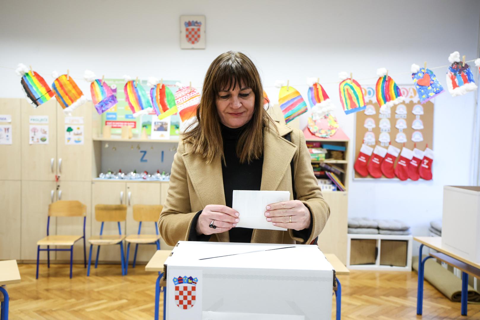 29.12.2024., Zagreb - Supruga predsjednickog kandidata Tomislava Jonjica, Mariana Ujevic glasovala je na predsjednickim izborima u OS Ivana Mestrovica. Photo: Igor Kralj/PIXSELL