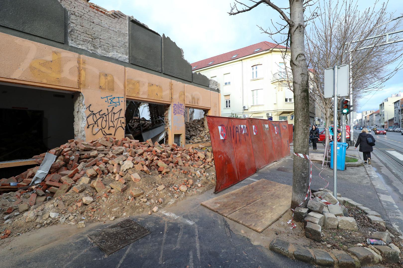 12.02.2024., Zagreb - Prilikom rusenja kuce u Maksimirskoj 17, jedan zid nekontrolirano je pao na plocnik. Photo: Jurica Galoic/PIXSELL