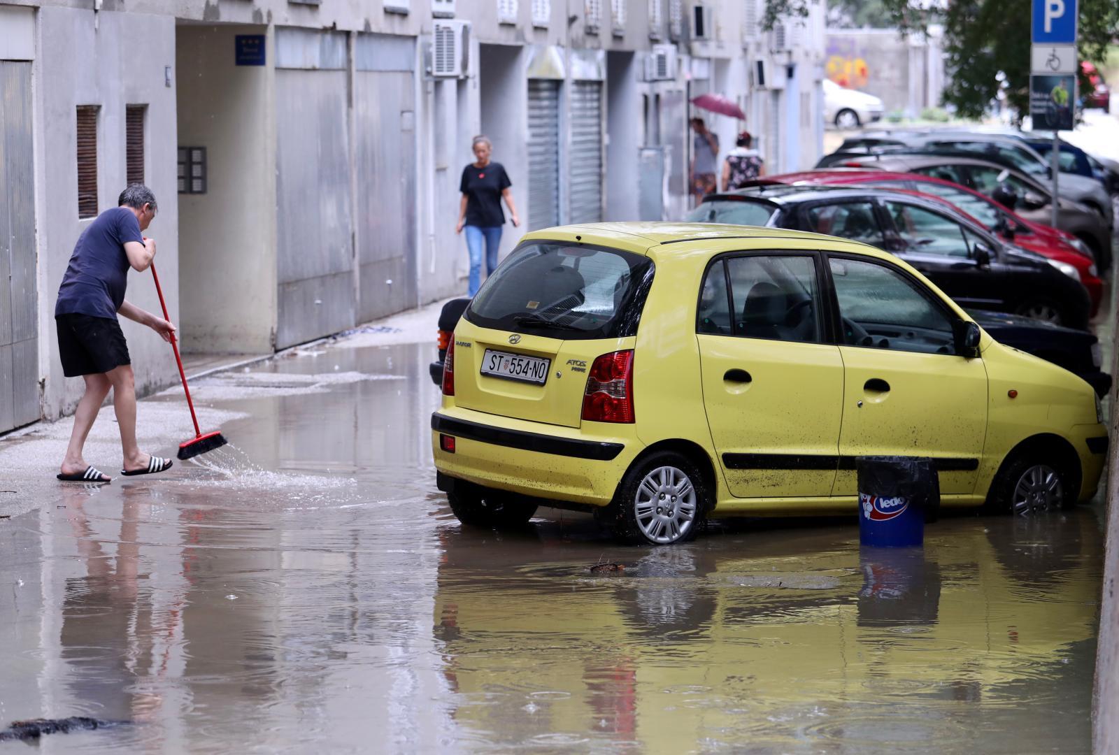 27.08.2021., Split - Obilna kisa tijekom poslijepodneva splicanima donijela probleme.
Photo: Ivo Cagalj/PIXSELL