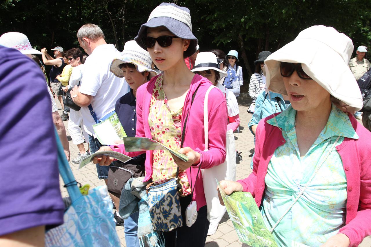 25.06.2015., Plitvicka jezera - Nacionalni park Plitvicka jezera iz godine u godinu biljezi sve veci broj posjetitelja, najvise ima stranaca iz Njemacke, Japana, Koreje. Ove godine zaposleno je 350 sezonskih radnika, a godisnja dobit parka je 250 milijuna