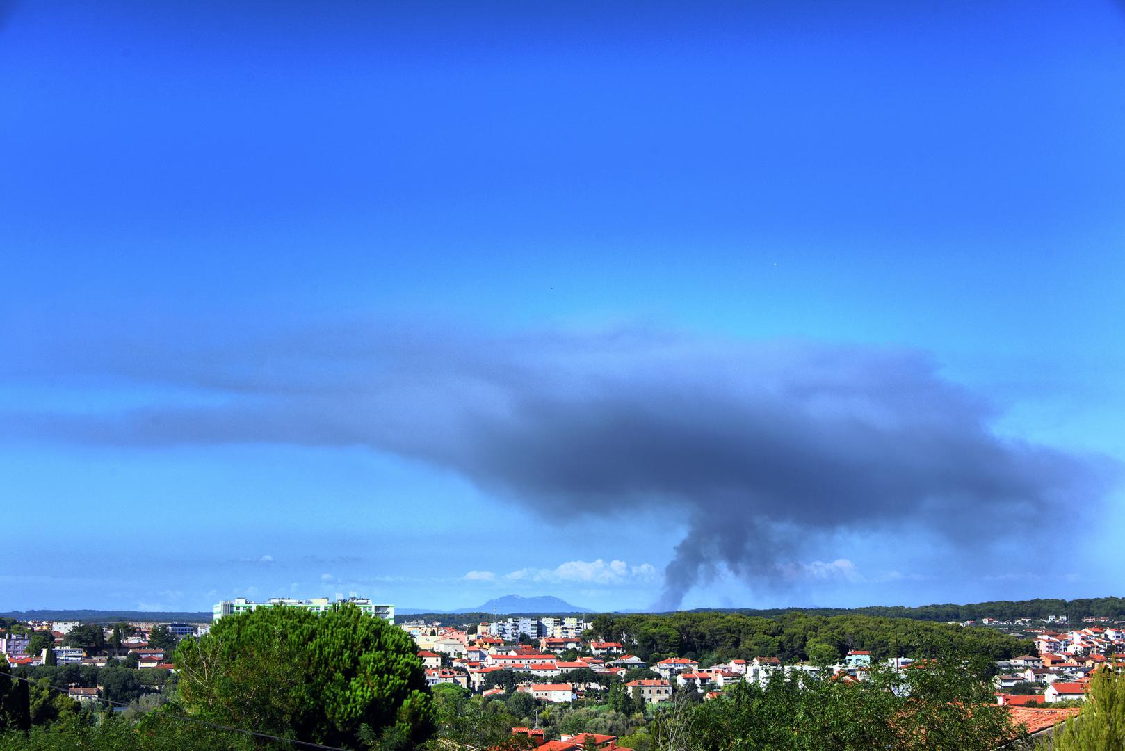 12.08.2024., Pula: Veliki pozar, koji je u popodnevnim satima izbio na podrucju Barbana, vidljiv je i iz Pule Photo: Sasa Miljevic / PIXSELL/PIXSELL