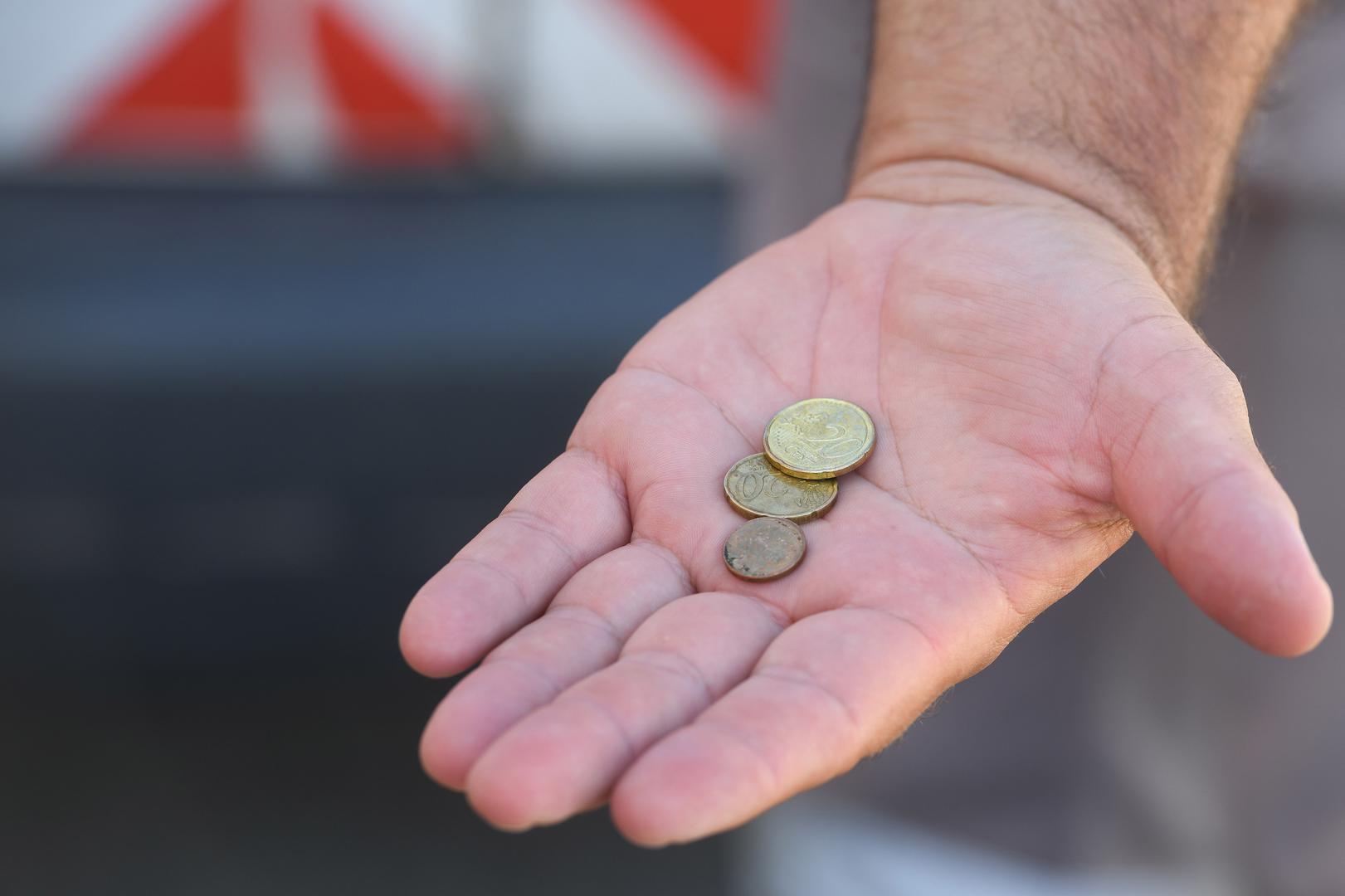 U odnosu na plaću za kolovoz ove godine, međutim, prosječna neto plaća za rujan bila je nominalno niža za dva eura ili 0,2 posto, a realno za 0,6 posto niža. Najviša prosječna mjesečna isplaćena neto plaća isplaćena je u zračnom prijevozu, u iznosu od 2.139 eura, a najniža u proizvodnji odjeće, u iznosu od 850 eura.