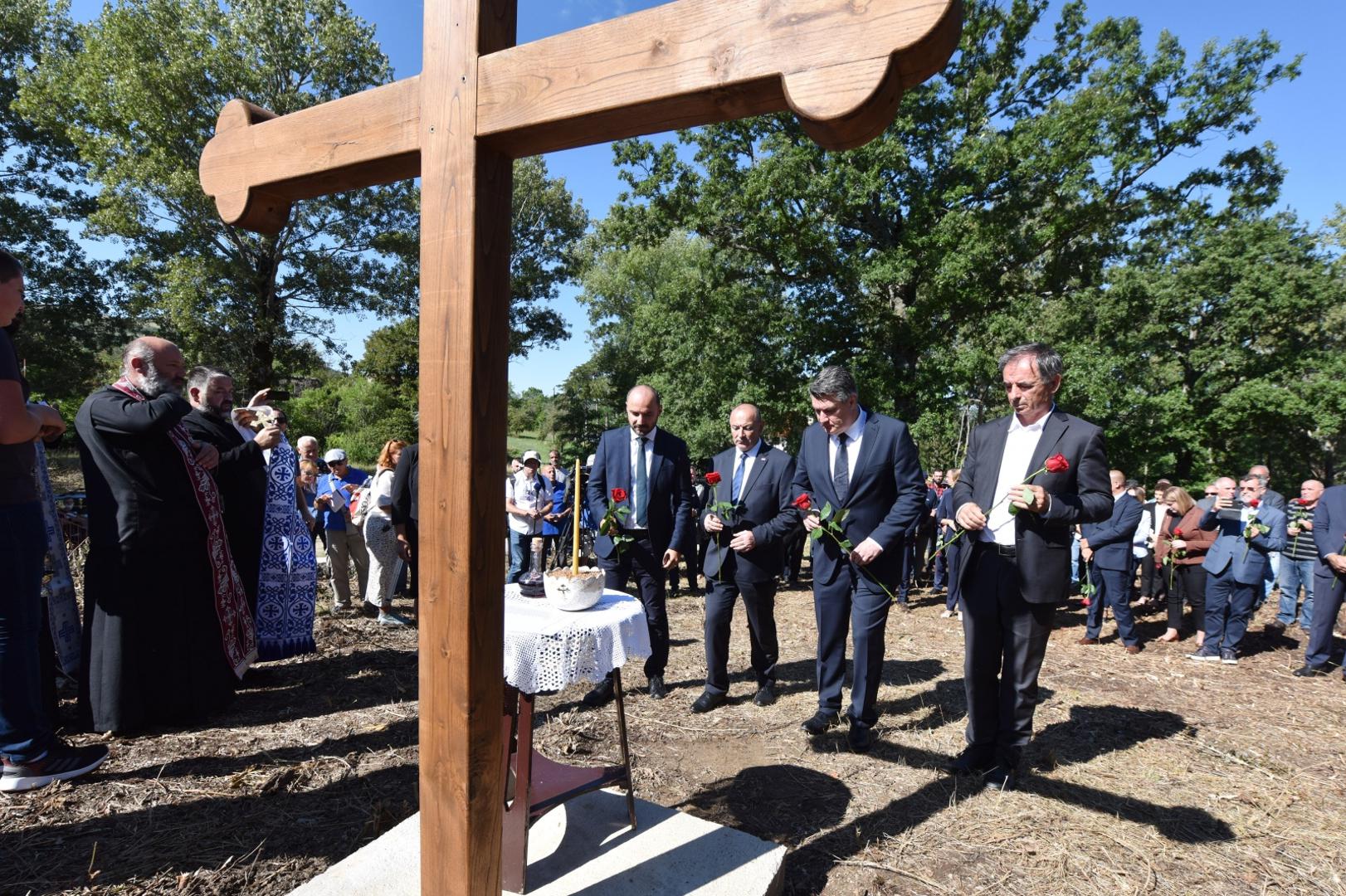 25.08.2020., Plavno - U organizaciji Srpskog narodnog vijeca u Plavnom i Gruborima organizirana komemoracija za civilne zrtve rata ubijene nakon Vojno-redarstvana akcije Oluja. Potpredsjednik Vlade za drustvene djelatnosti i ljudska prava Boris Milosevic, potpredsjednik Vlade i ministar branitelja Tomo Medved, predsjednik RH Zoran Milanovic, saborski zastupnik Milorad Pupovac
Photo: Hrvoje Jelavic/PIXSELL