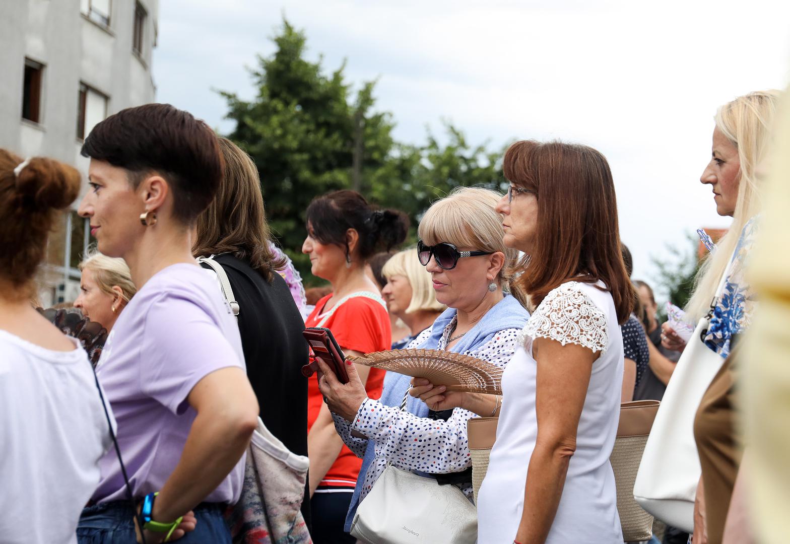 25.07.2023., Zagreb,  Pravosudni sluzbenici koji su vec osmi tjedan u strajku dosli su izraziti svoje nezadovoljstvo s pregovorima ispred Kongresne dvorane gdje se odrzava 256.sjednica Gospodarsko-socijalnog vijeca na kojoj se prezentira prijedlog zakona o placama u drzavnoj sluzbi i javnim sluzbama Photo: Emica Elvedji/PIXSELL