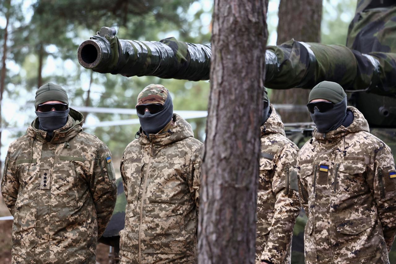 German Defence Minister Pistorius and German President Steinmeier visit Ukrainians undergoing Leopard tank training in Klietz