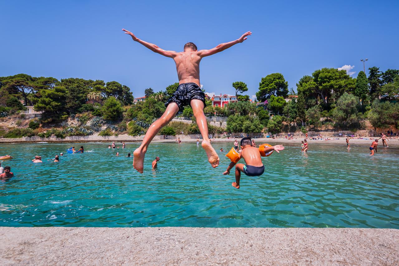 Ljetni ugodjaj na splitskoj plaži Firule