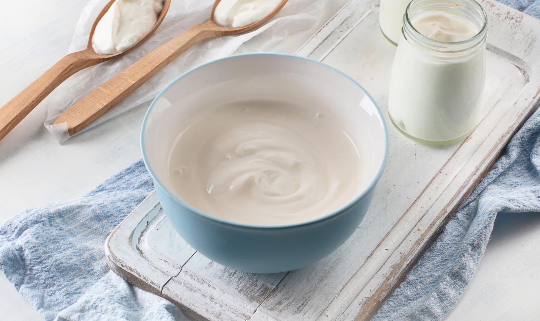 Jogurt: Korištenje jogurta umjesto jaja idealno je za pekarske proizvode gdje je na djelu još jedno sredstvo za dizanje. Pomoći će kod vezivanja i vlage. 1/4 šalice jogurta = 1 jaje