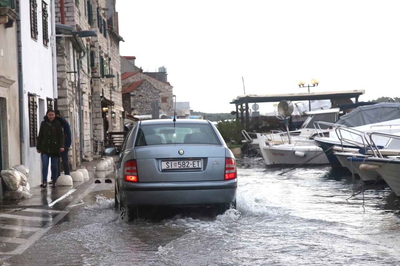 Jako jugo u Kaštelima stvaralo velike valove