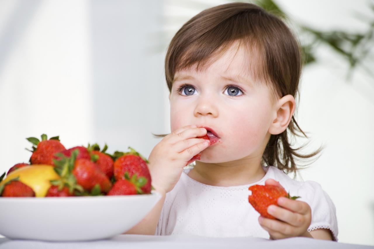 dijete hrana obrok jagoda
