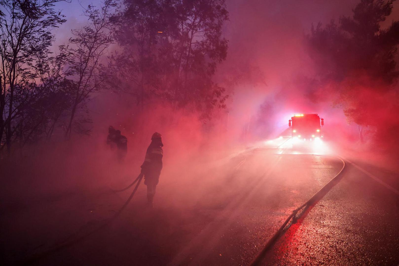 Firefighters try to extinguish a wildfire burning in Dionysos, Greece, August 12, 2024. REUTERS/Alexandros Avramidis Photo: ALEXANDROS AVRAMIDIS/REUTERS