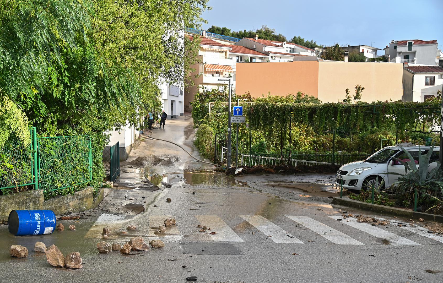 05.10.2024., Podgora - Jako nevrijeme gdje je palo do 140 litara kise po cetvornom metru strovilo je bujice na ulicama Podgore. Photo: Matko Begovic/PIXSELL