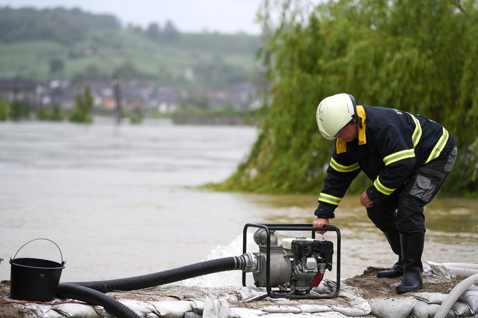 17.05.2023., Hrvatska Kostajnica - Rijeka Una   kod Hrvatske Kostajnice u 24 sata je narasla dodatnih pola metra i poplavila i vise djelove grada, zatvorena je i cesta do granicnog prijelaza.  Photo: Igor Soban/PIXSELL