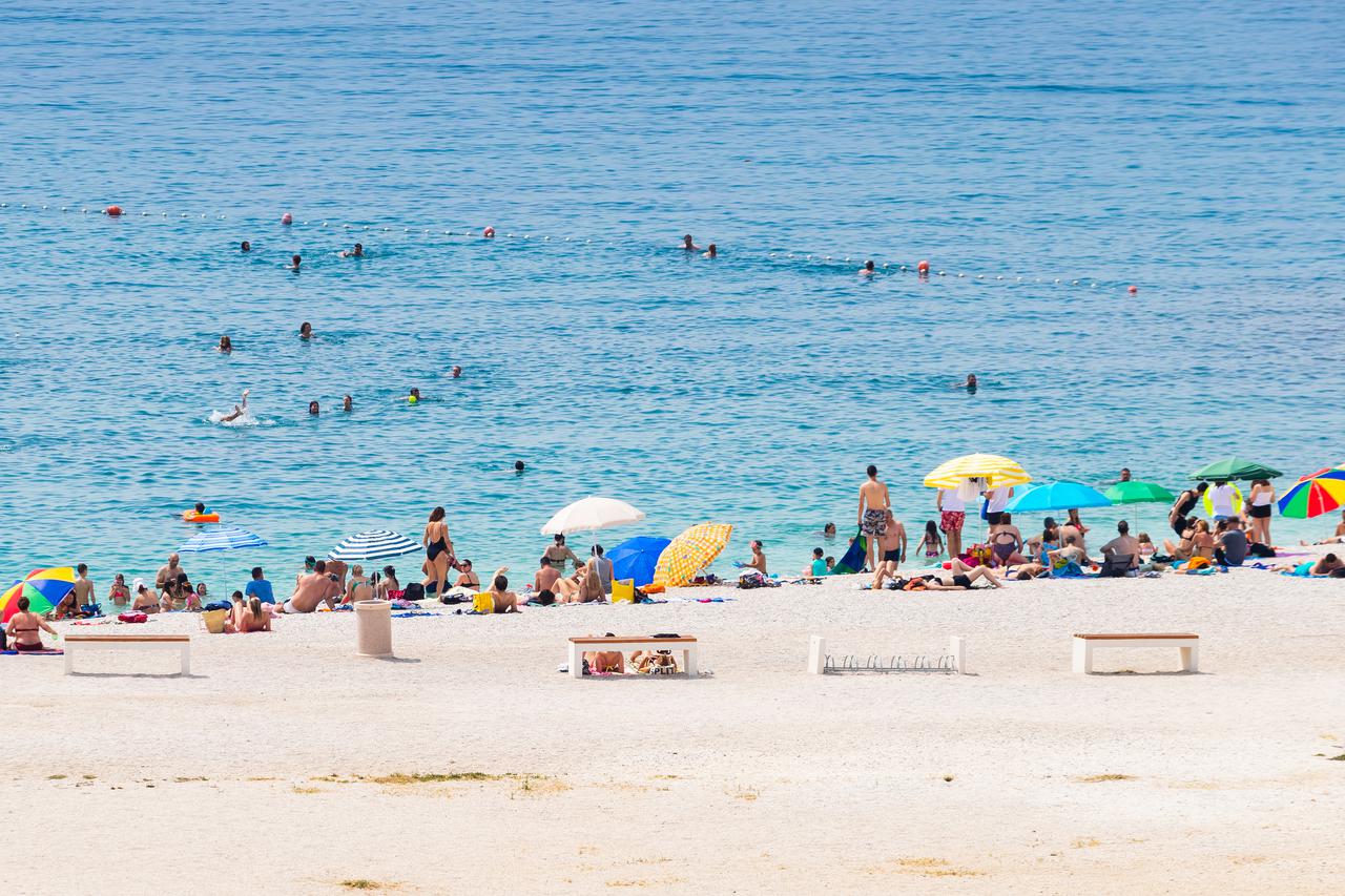 Kupači na splitskim plažama traže osvježenje u moru