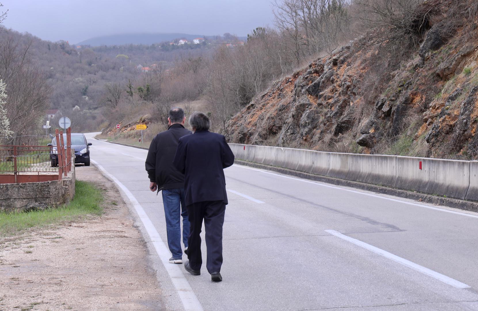 Policiju je pozvao prolaznik koji je na cesti ugledao beživotno tijelo. 