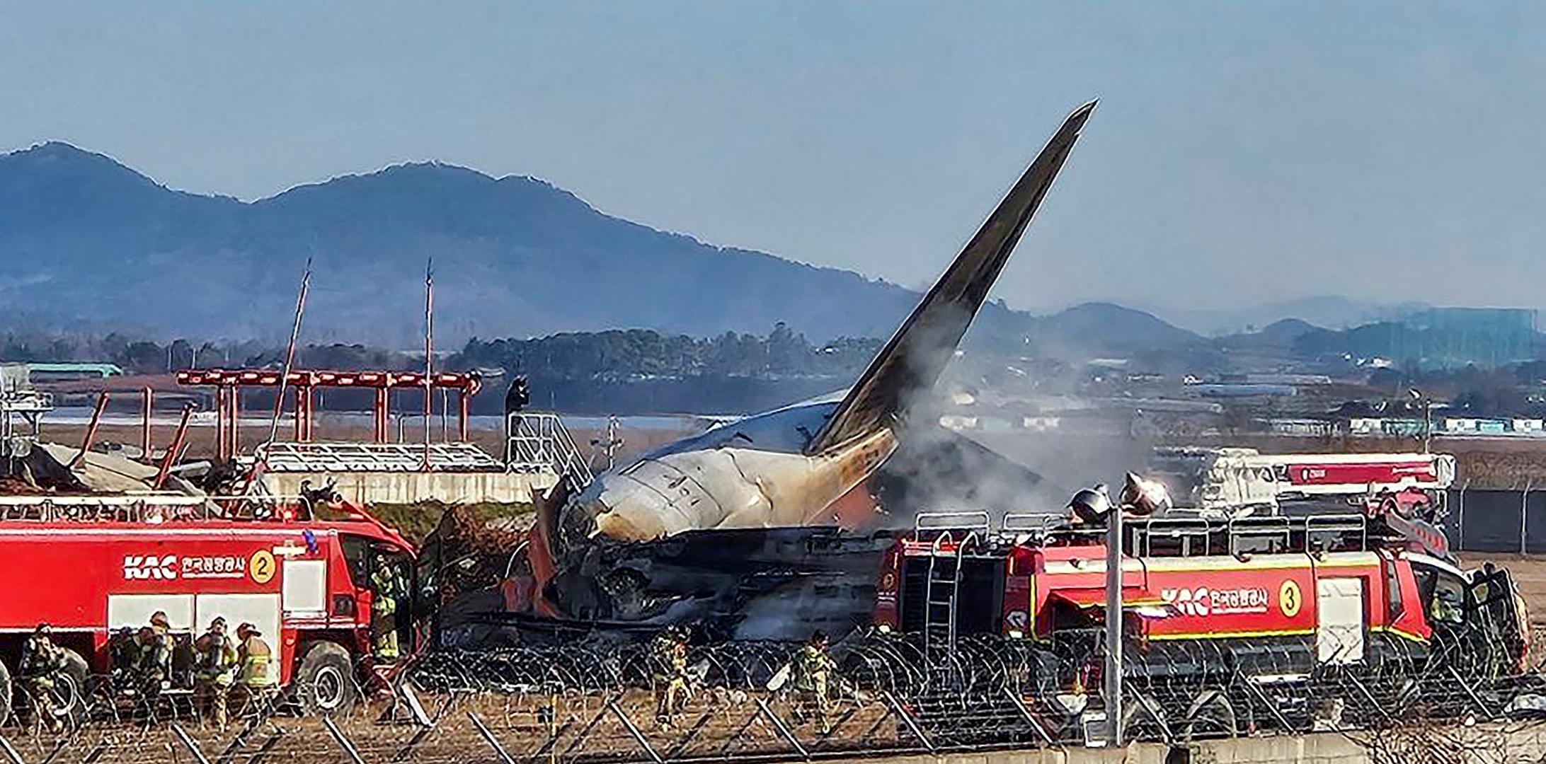 Spasilačke službe pronašle su zasada dvoje preživjelih i trenutno pokušavaju spasiti ljude u repu aviona, rekao je Reutersu dužnosnik međunarodne zračne luke u Muanu.