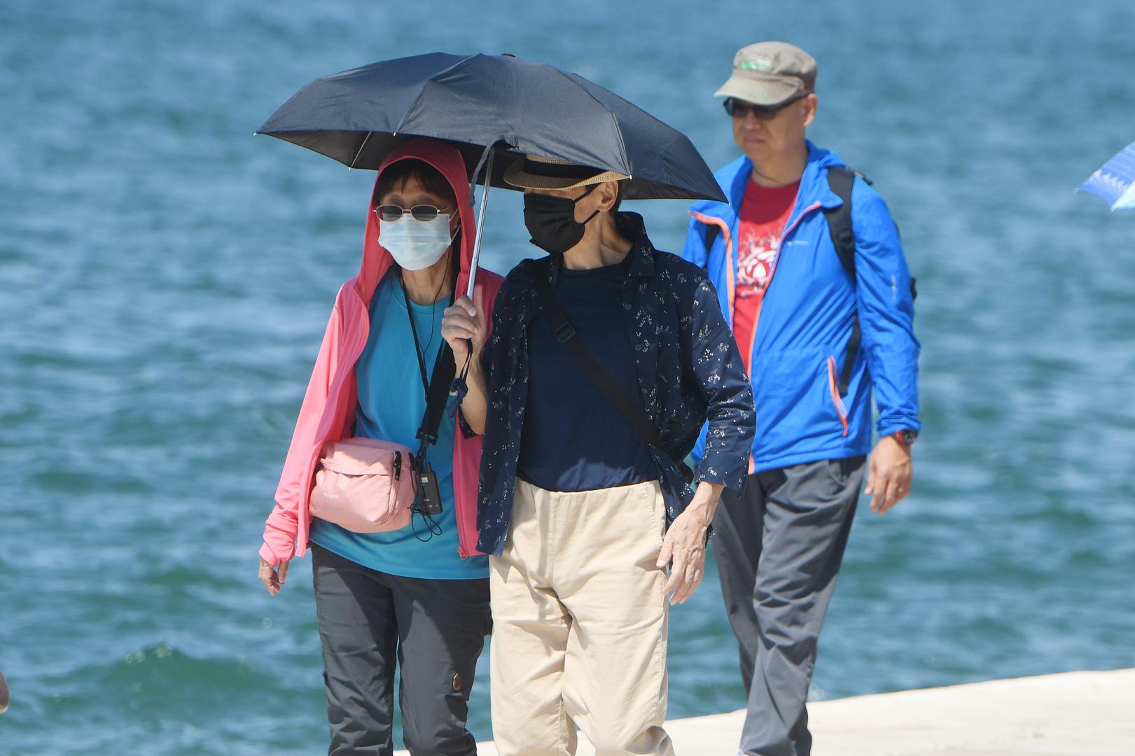 27.06.2023., Sibenik - Spas od vrucina turisti potrazili ispod kisobrana. Photo: Hrvoje Jelavic/PIXSELL