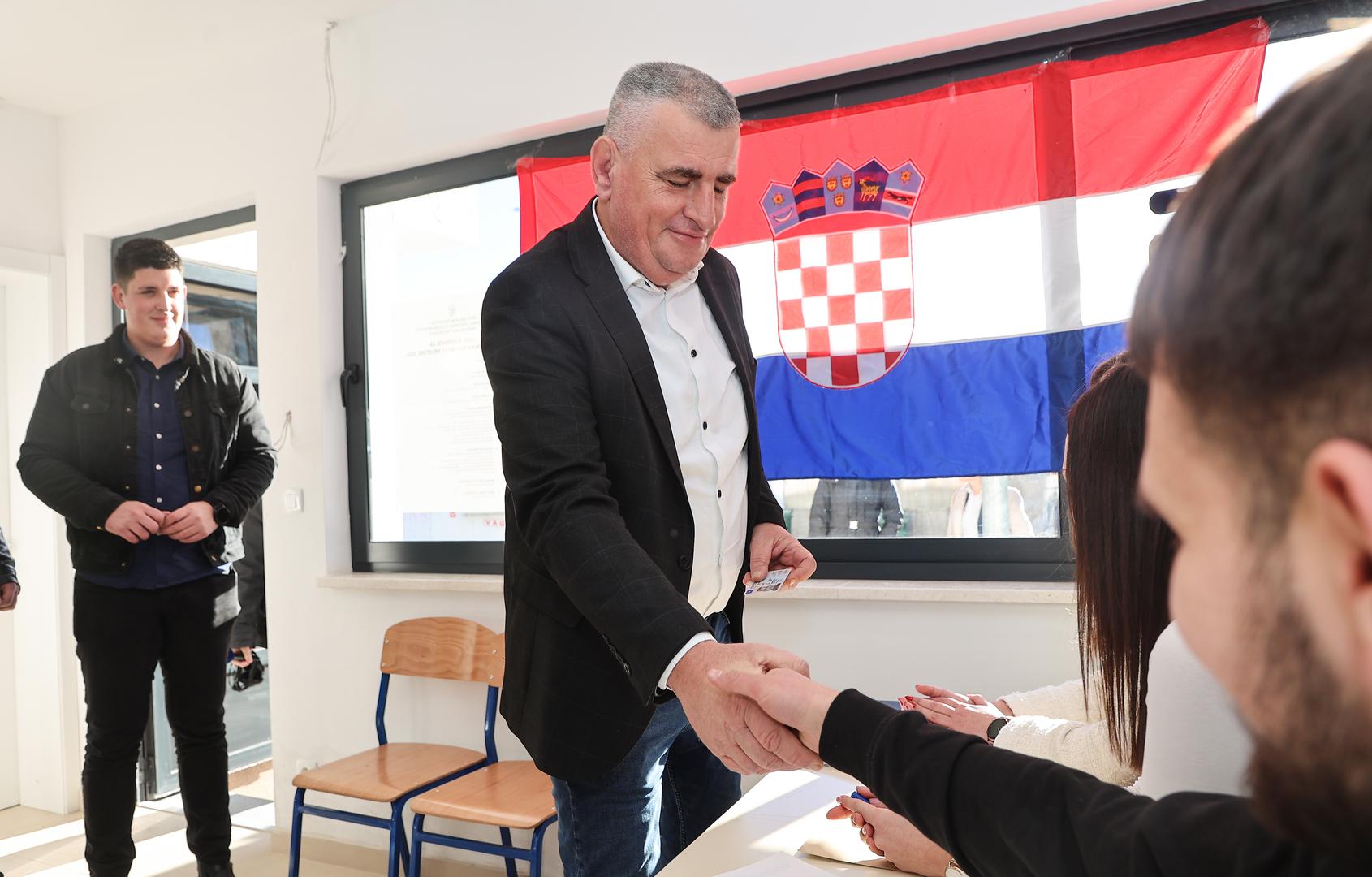 29.12.2024., Sinj - Predsjednicki kandidat Miro Bulj glasovao na izborima za predsjednika ili predsjednicu RH. Photo: Ivana Ivanovic/PIXSELL