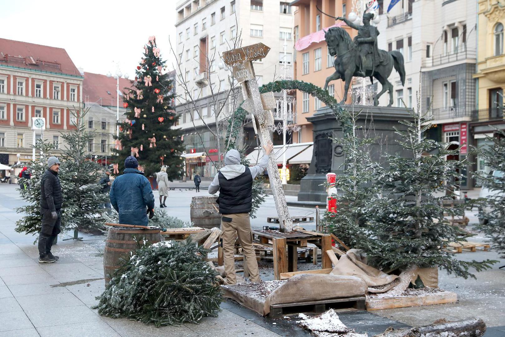 13.12.2022., Zagreb -Zbog planiranog doceka nogometne reprezentacije nakon Svjetskog prvenstva uklanjaju se bozicne dekoracije sa Trga bana Jelacica. Photo: Patrik Macek/PIXSELL