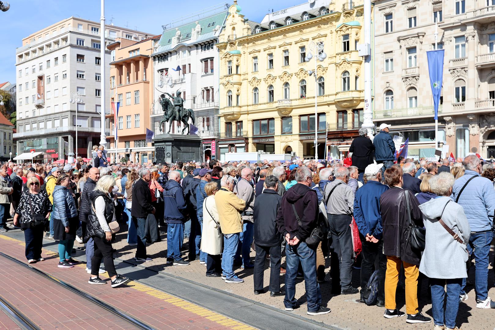 01.10.2024., Zagreb - Na Trgu bana Jelacica odrzan je prosvjed umirovljenika "Protiv siromastva" u organizaciji Bloka umirovljenici zajedno (BUZ). Photo: Patrik Macek/PIXSELL