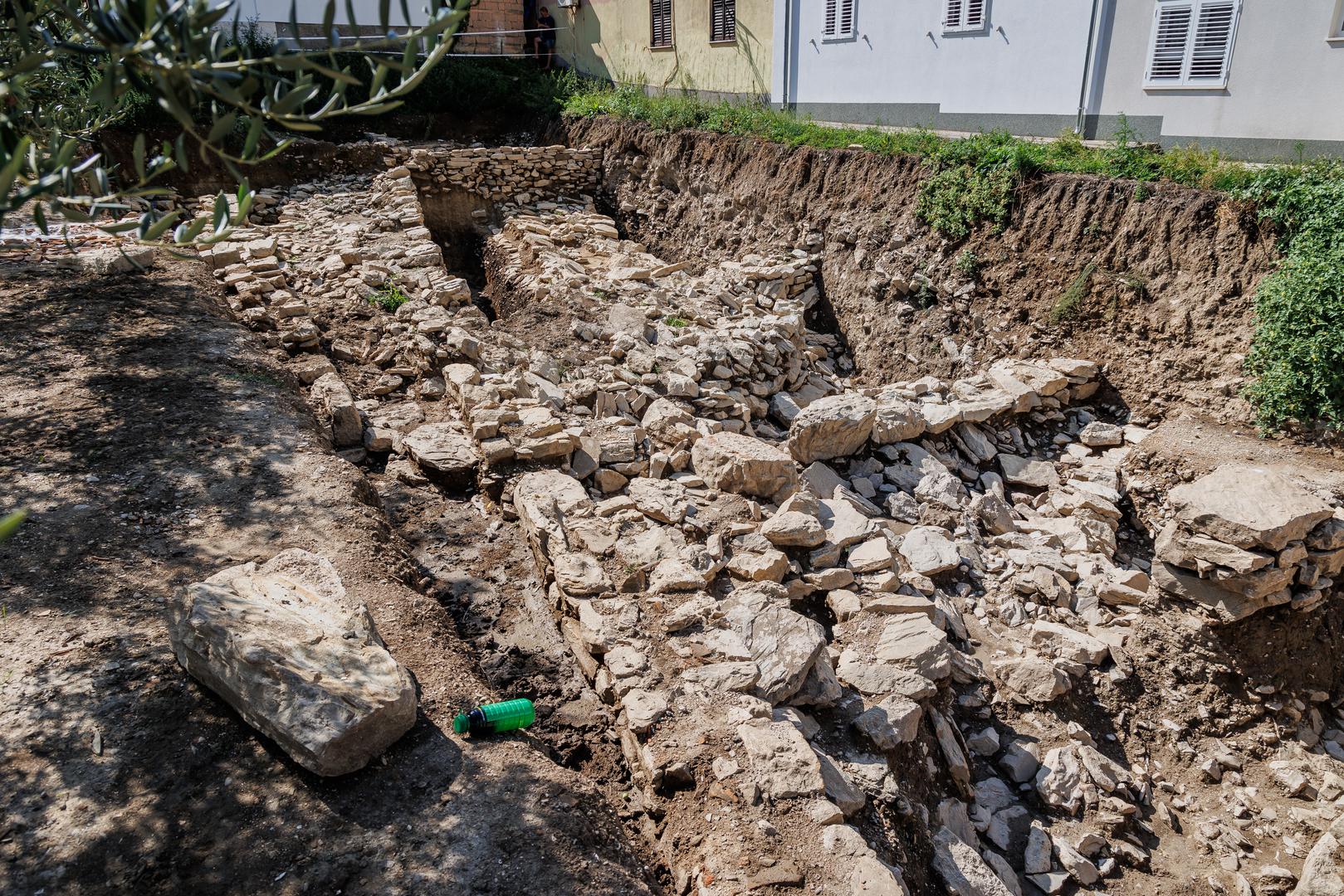 26.09.2024., Stobrec  - Prapovijesno Arheolosko nalaziste u centru Stobreca posjetila je ministrica Nina Obuljen Koezinek u pratnji Marine Ugarkovic. Photo: Zvonimir Barisin/PIXSELL