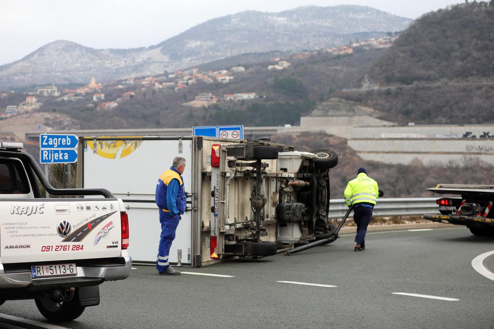 01.03.2023., Kraljevica -  Olujna bura prevrnula je jutros dostavno vozilo na kruznom toku kod skretanja za Krizisce i Kraljevicu. Ozljedjenih osoba nema.  Photo: Goran Kovacic/PIXSELL