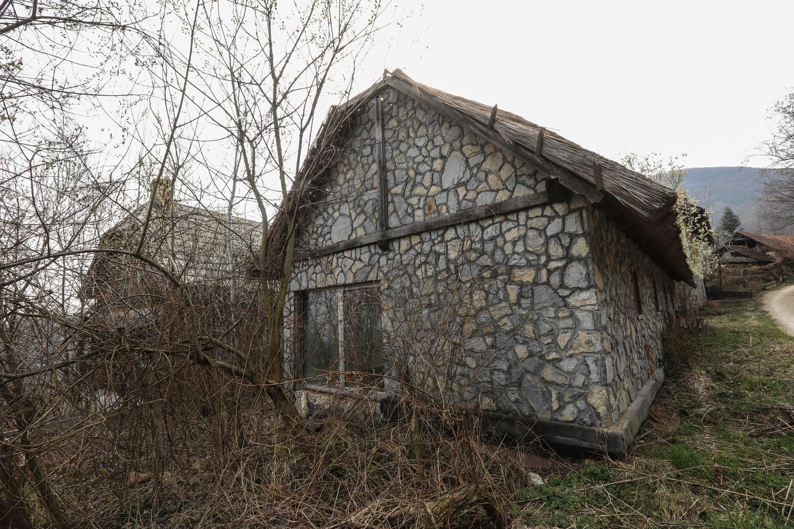  29.02.2024.,Zumberak, Poljanica Okicka -  Kuce za odmor Hrvoja Vojkovica zarasle u korov. U jednoj od kuca nalazi se bazen u izgradnji.  Photo: Robert Anic/PIXSELL