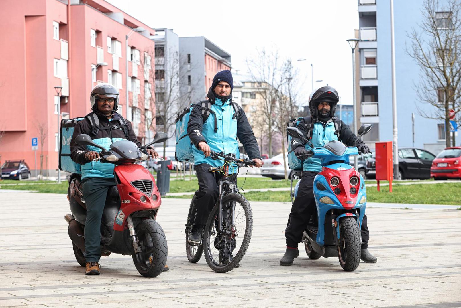 15.03.2023., Zagreb - Razgovor s dostavljacima Wolta. Indijac Jasvir Sivgh, Nepalac Bivaly Adhkari i indijac Navthan Kumar.
Photo: Boris Scita/PIXSELL Photo: Boris Scitar/PIXSELL