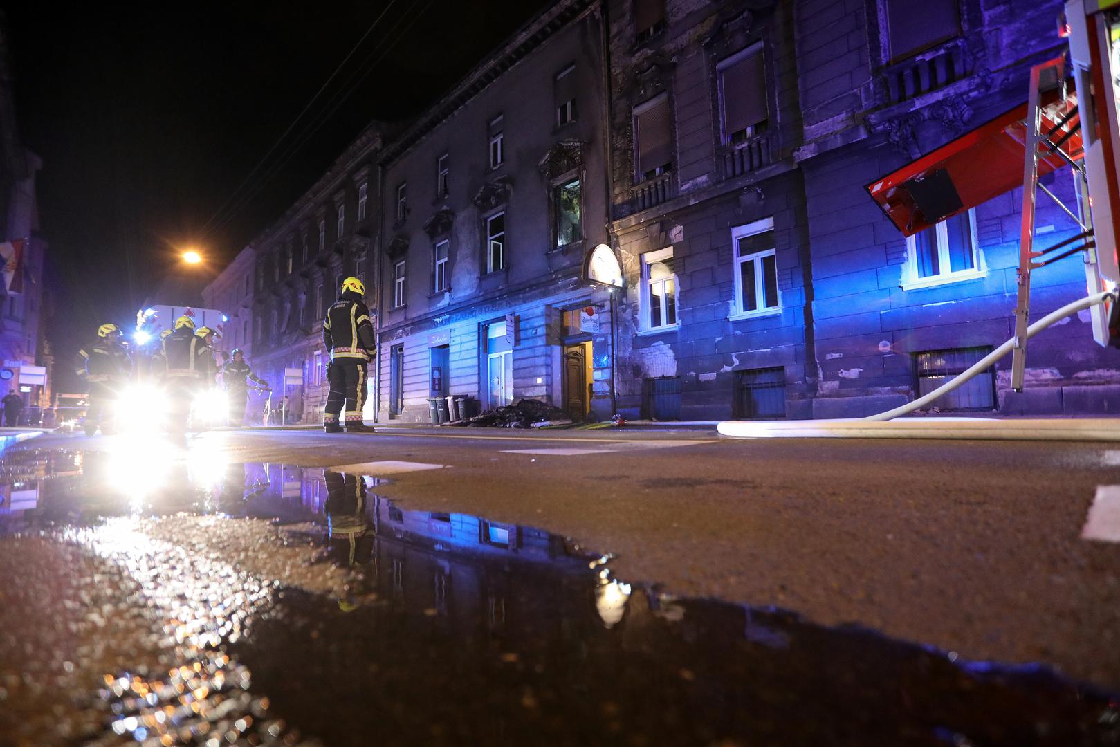 30.04.2022., Zagreb - Vatrogasci gase pozar u stanu u Palmoticevoj 19. Svi stanari iz zgrade su evakuirani. Photo: Emica Elvedji/PIXSELL