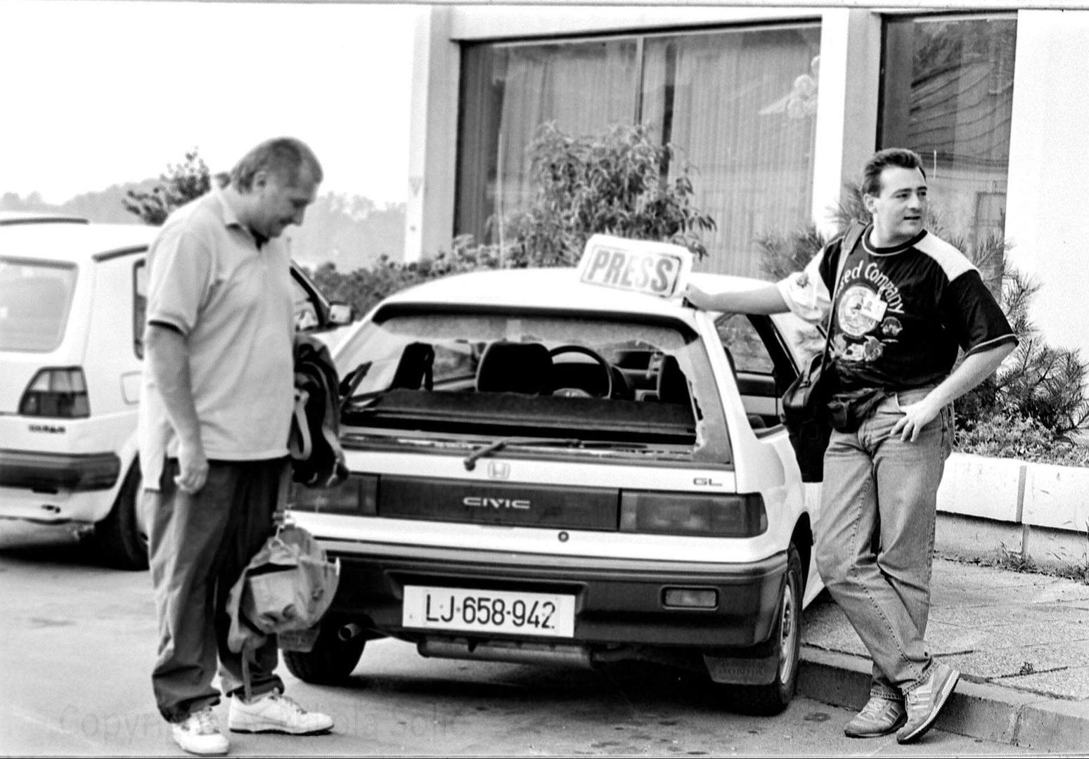 Povratak s izvještavanja iz Vukovara 3. rujna 1991. Ratni reporter, auto je rent a car no imao je press oznaku pa je izrešetan od strane JNA i pobunjenika iz vukovarske kasarne na fotografiji su pokojni Srećko Jurdana (lijevo) i Davor Ivanković (desno).