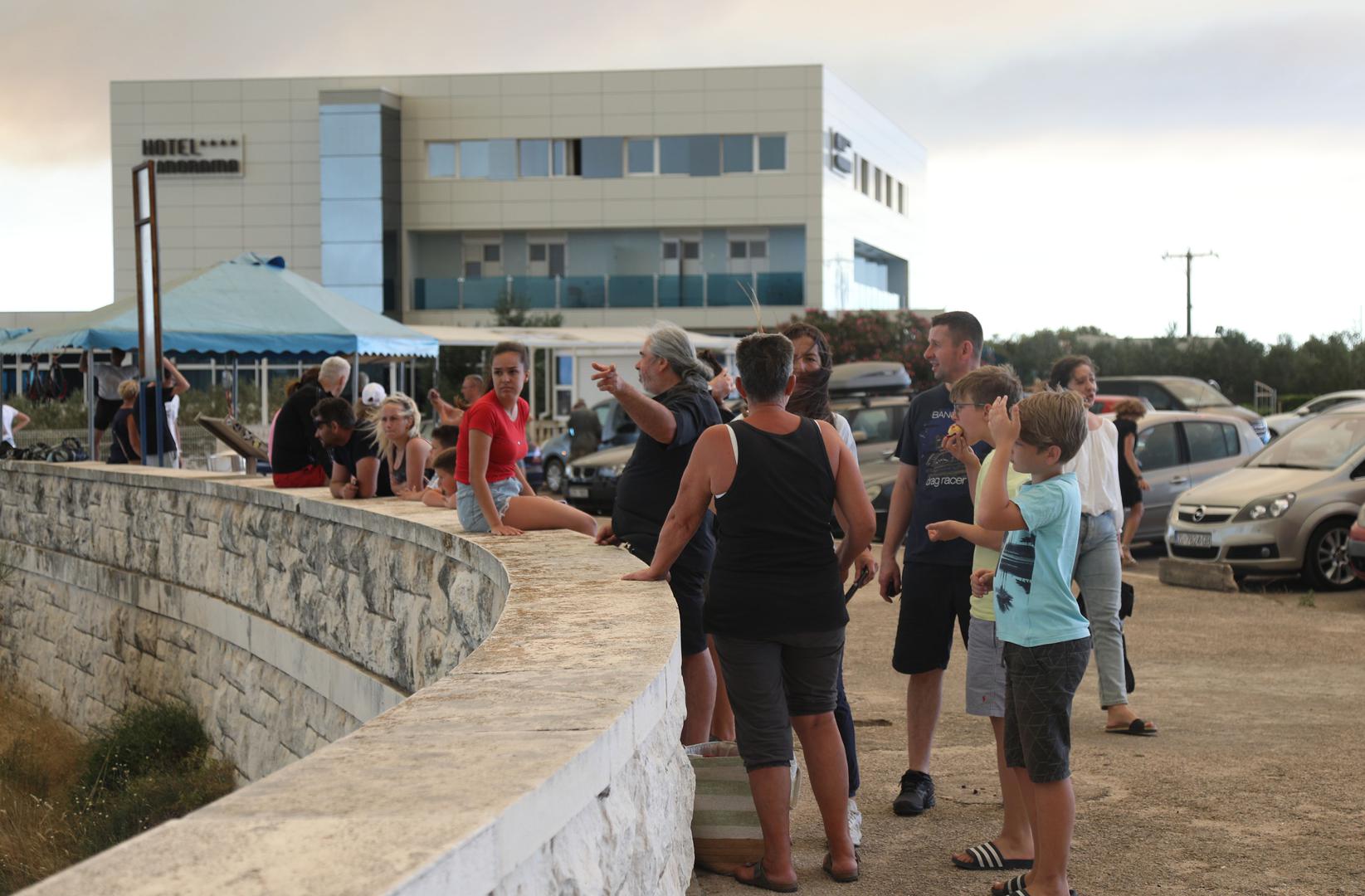 13.07.2022., Zaton - Pozar koji je izbio kod Vodica siri se prema Zatonu. Na terenu je 30-ak vatrogasaca s desetak vozila, a u gasenju su se prikljucila i dva kanadera. Putnici ne mog udalje svojim vozilima zbog zatvorene ceste. Photo: Dusko Jaramaz/PIXSELL