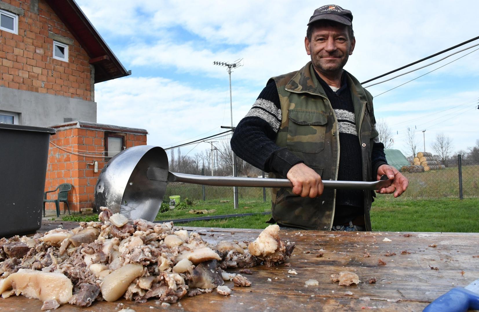 05.12.2020., Jaruge, Slavonski Brod - Tradicionalna slavonska svinjokolja kod domaćina Alojzija i Zlatka Ilijašević.

Photo: Ivica Galovic/PIXSELL