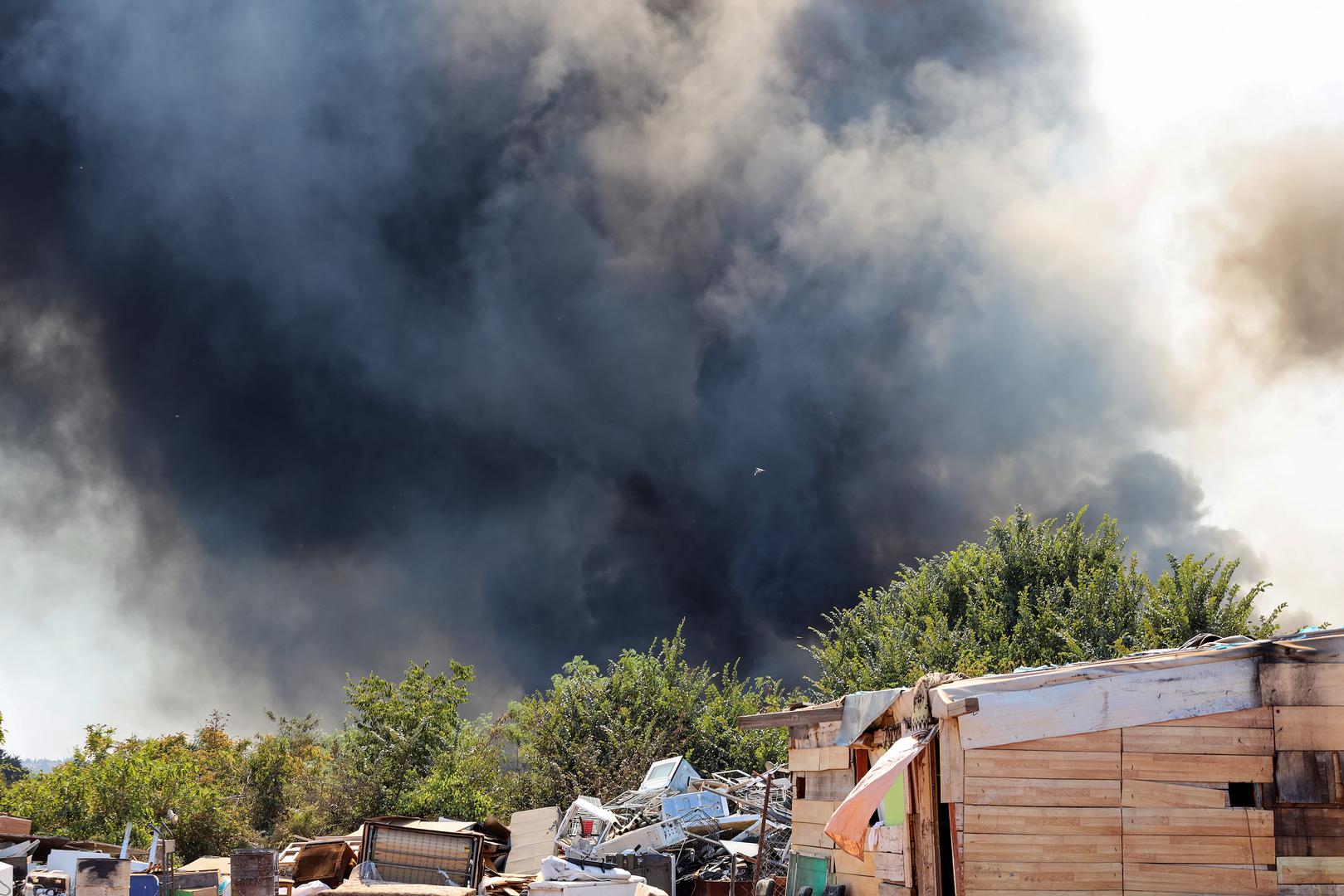 30.07.2024., Smokovic - Veliki pozar u Smokovicu nedale Zemunika zahvatio je i parkirana vozila. Vatrogasci se vore s vatrom. Photo: Sime Zelic/PIXSELL