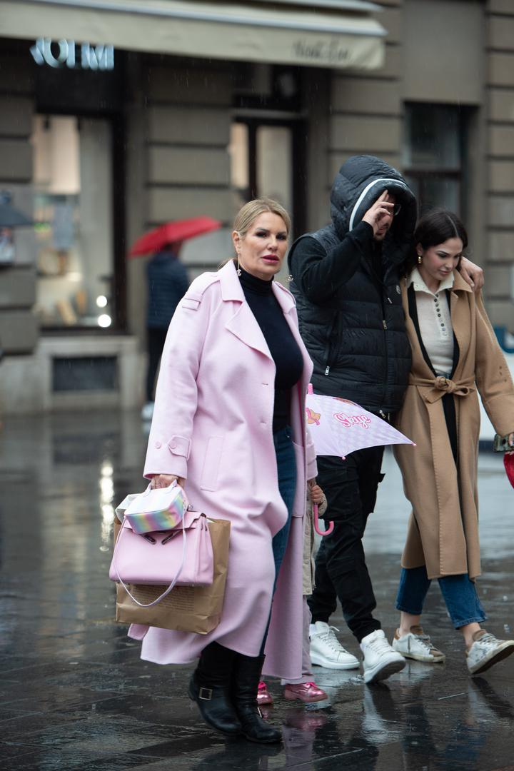 Na tmurnu špicu Iva je unijela dašak proljeća svojim modnim odabirom. Za šetnju centrom Zagreba Iva je danas odabrala svijetlo rozi kaput te je nosila torbu iste nijanse.