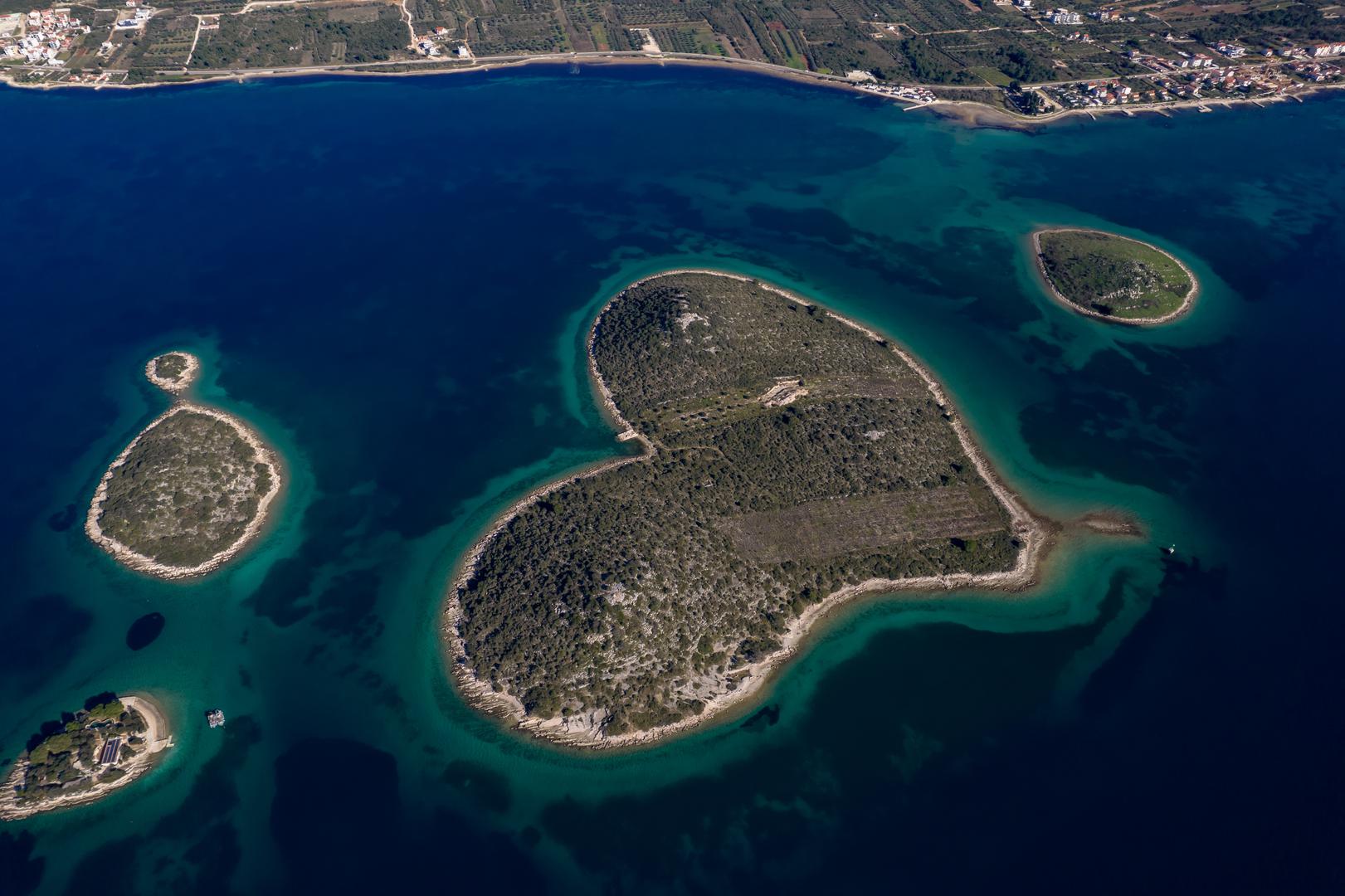 31.01.2023., Otocic Galesnjak, mnogima je znan i kao Otok zaljubljenih. Zbog svog specificnog oblika srca postao je prepoznatljiv otocic nase obale diljem svijeta. Rijec je  nenaseljenom otocicu smjestenom u Pasmanskom kanalu, a moguce ga je posjetiti barkom ili brodom. Photo: Dino Stanin/PIXSELL