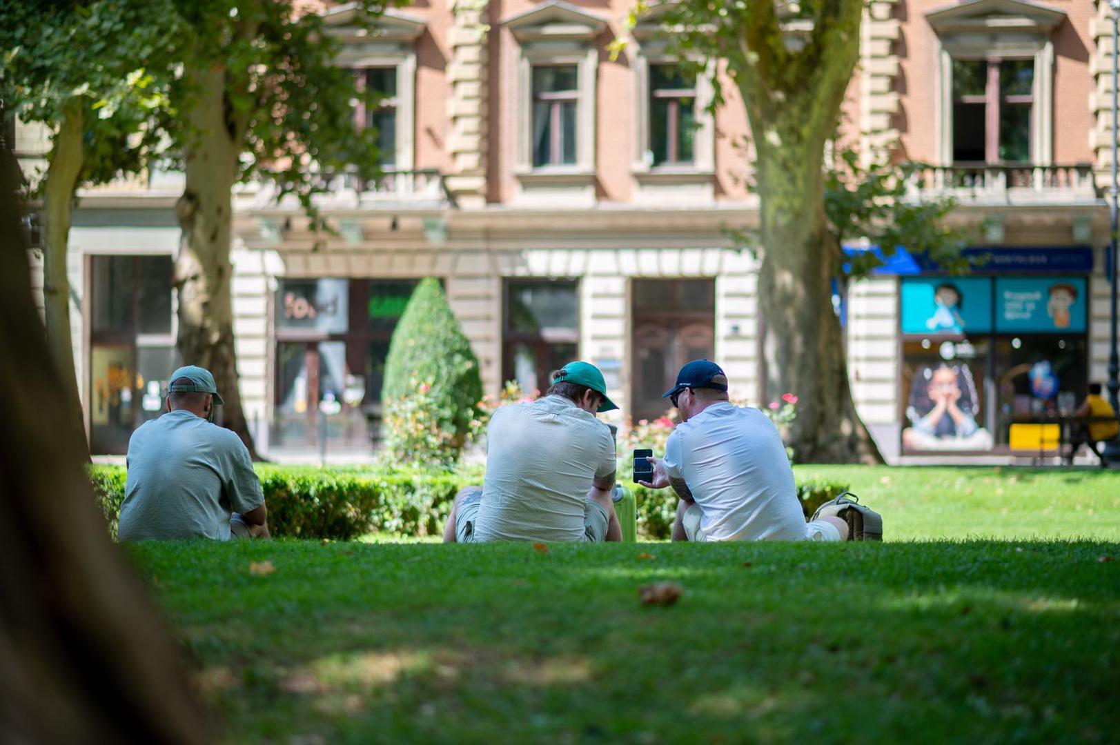 09.08.2024., Zagreb - Ponovno je stigao toplinski val, a gradani traze osvjezenje, skrivaju se u hladovinu, suncaju se i ne izlaze bez sesira. Photo: Marko Juric/PIXSELL