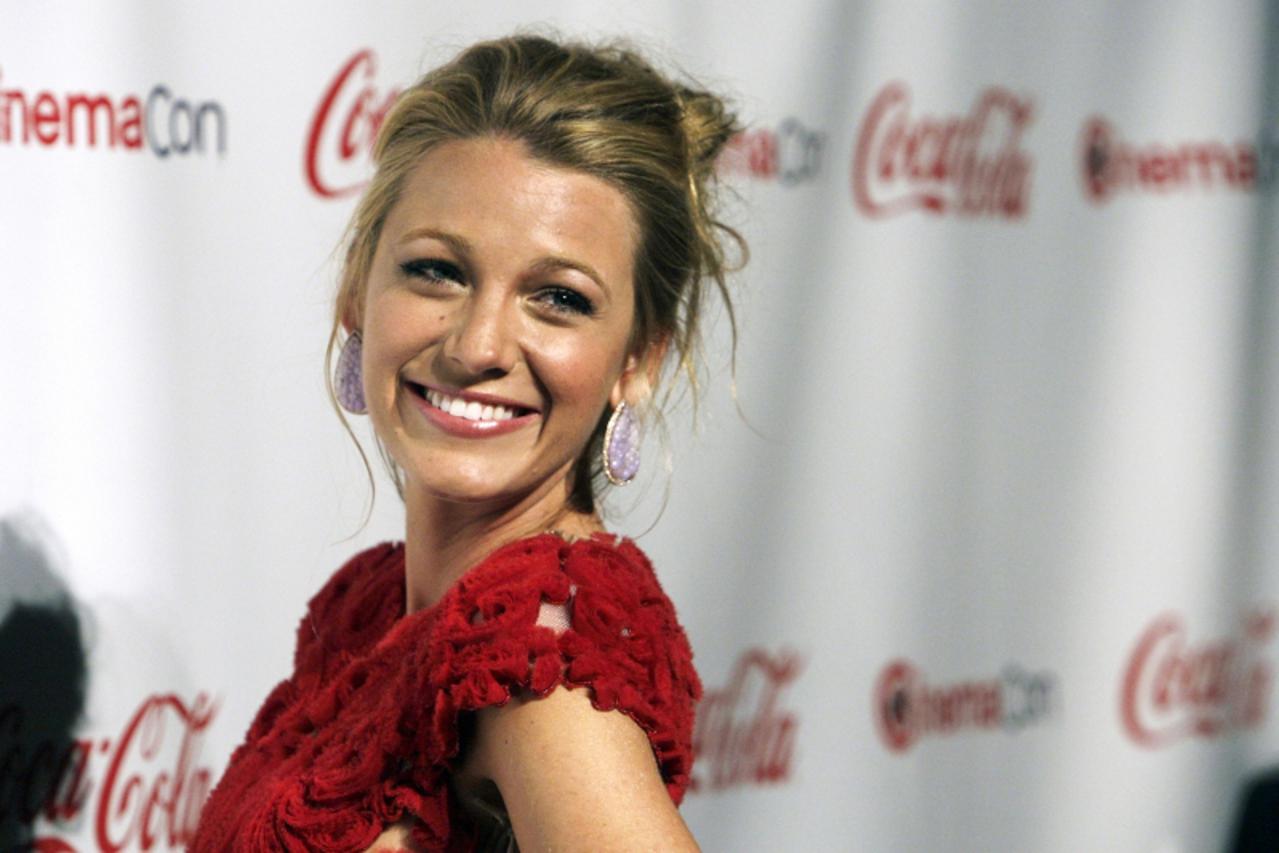 'Blake Lively, CinemaCon Breakthrough Performer of the Year, poses during CinemaCon, the official convention of the National Association of Theatre Owners, in Las Vegas, Nevada March 31, 2011. REUTERS