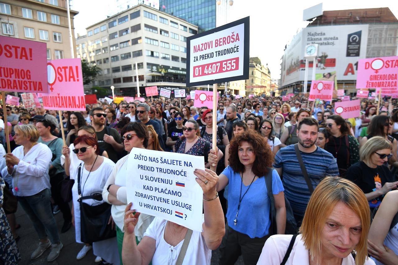 Zagreb: Na glavnom Trgu održan prosvjed "Dosta!" u znak solidarnosti za prekid trudnoće