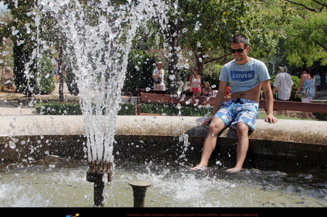 '31.07.2012., Sibenik - Od sunca i velikih vrucina najblize je i najzgodnije pobjeci u park u hladovinu. Photo: Dusko Jaramaz/PIXSELL'