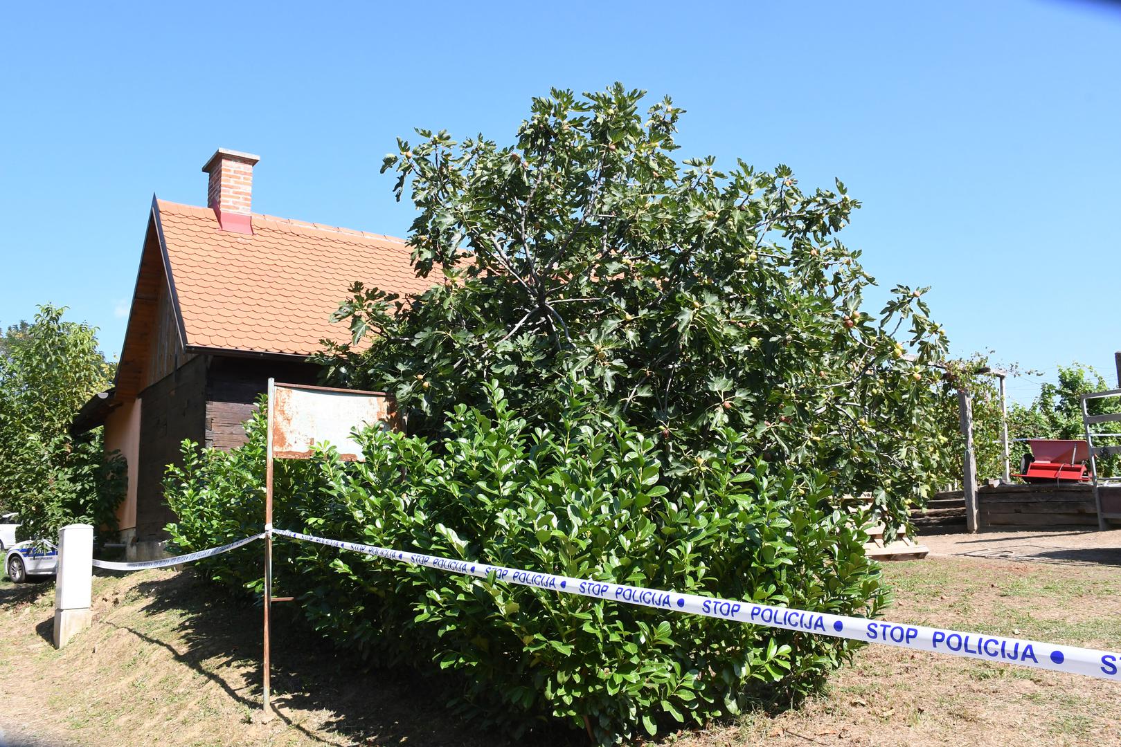 Tri muška tijela policija je zatekla u petak ujutro u vikendici u mjestu Katoličko Selišće, na području Velike Ludine nedaleko od Popovače.

