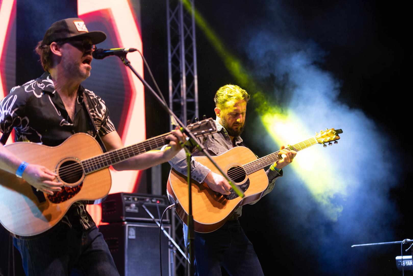 Iste večeri magiju blues glazbe publici će predstaviti Matt Pascale, strastveni gitarist i kompozitor koji svojim izvedbama s bendom donosi svježinu južne Italije, zatim španjolski bend Cat Squirrel, predvođen slavnim britanskim blues producentom Mikeom Vernonom te domaće blues snage Jeremiah's.