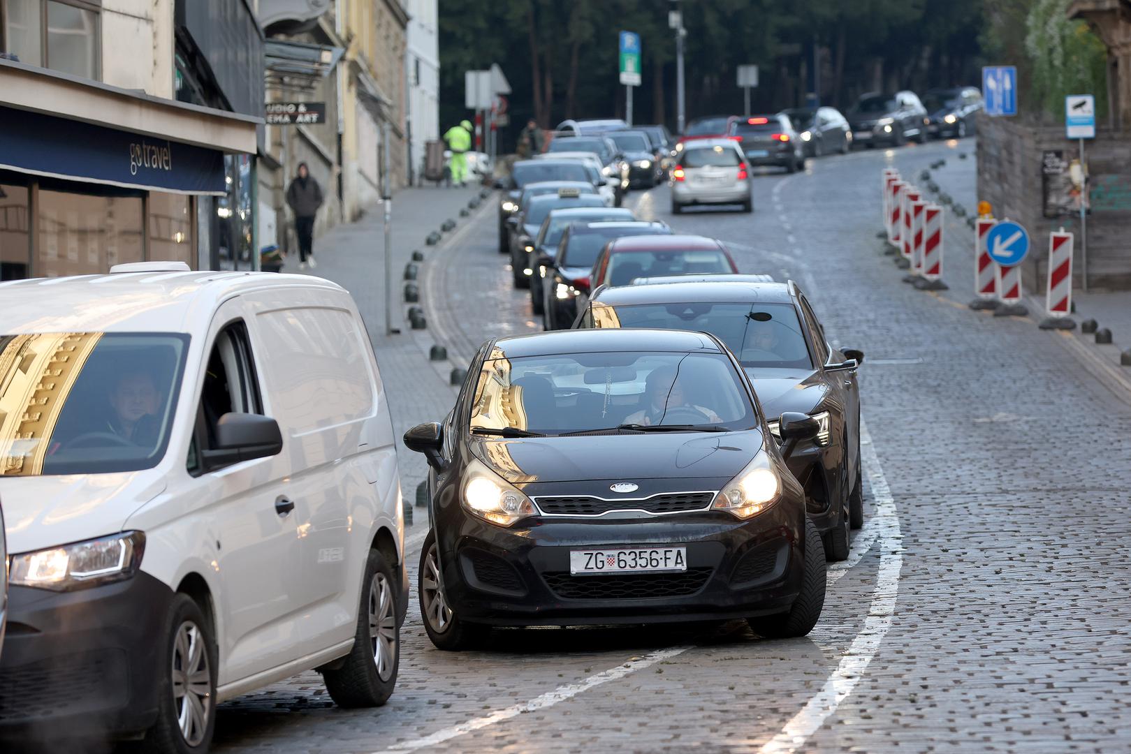 Zbog sanacije klizišta još od ožujka zatvoren je dio Ulice Pantovčak te se promet odvija obilazno, preko Mesnička i Tuškanca. 