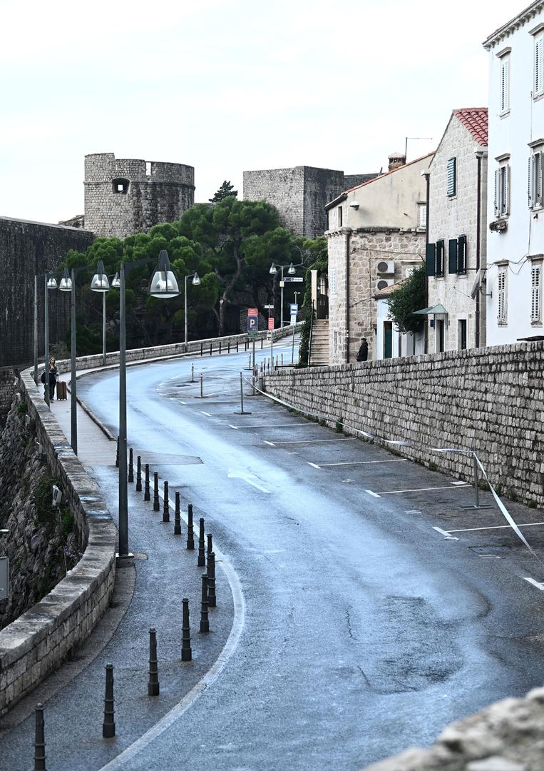 "Za održavanje ovog summita pretpostavljam da bi moglo biti do tisuću i pol ljudi angažirano, to je vrlo gruba procjena", dodao je Marjanović.