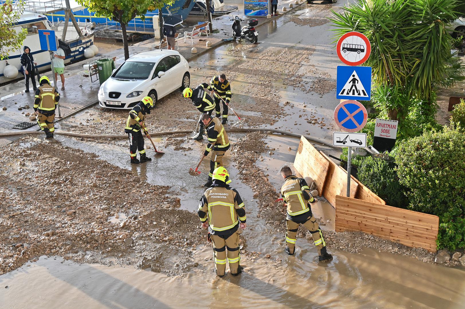 05.10.2024., Podgora - Jako nevrijeme gdje je palo do 140 litara kise po cetvornom metru strovilo je bujice na ulicama Podgore. Photo: Matko Begovic/PIXSELL