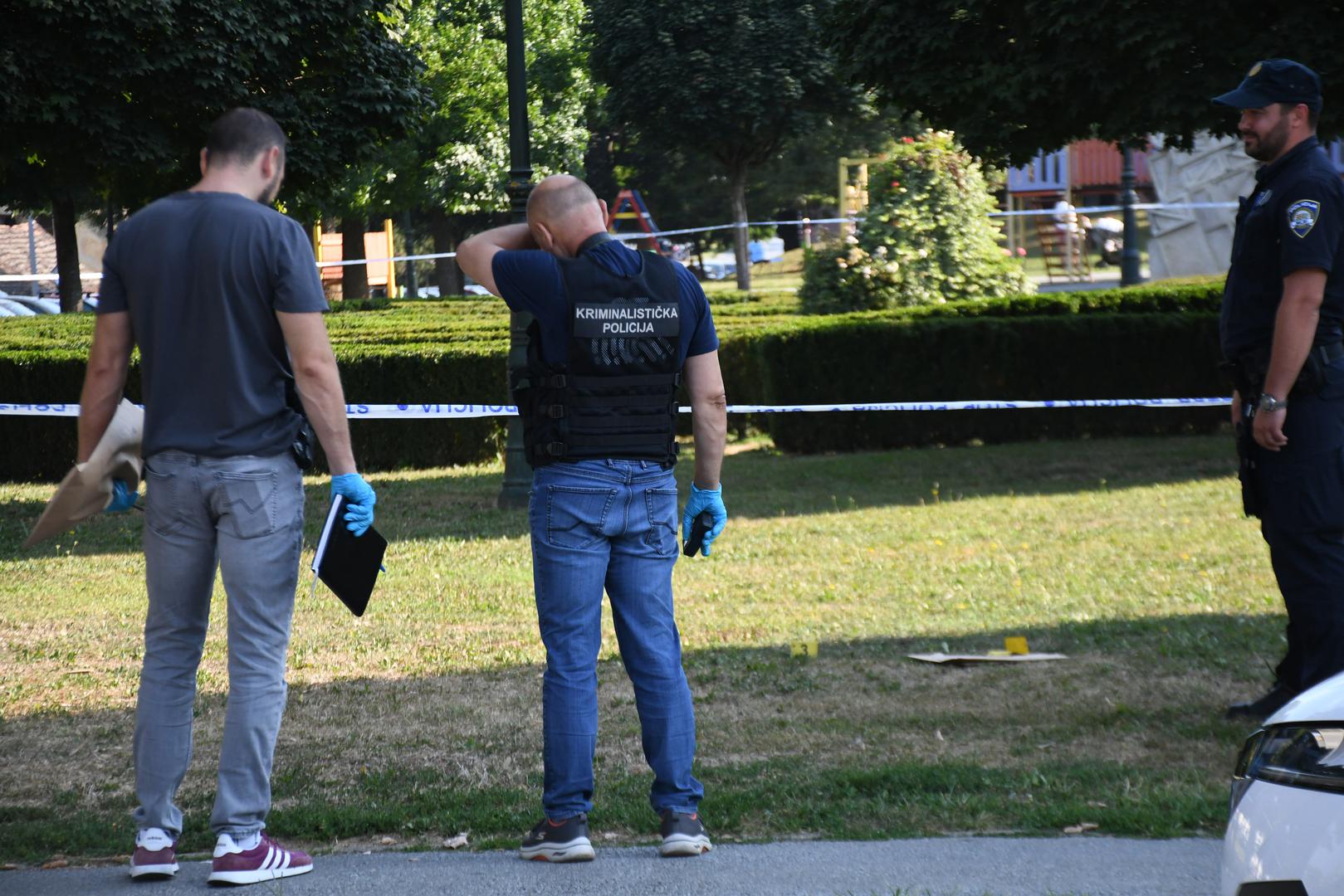 16.08.2024., Bjelovar - Na Trgu hrvatskih branitelja kod tzv. labirinta nocas je doslo do tjelesnog sukoba vise osoba i uporabe vatrenog oruzja. U sukobu je 6 osoba zadobilo ozljede od kojih je jedna osoba zadobila prostrjelnu ranu na vratu. Ocevid je u tijeku nakon cega ce biti poznati detalji. Photo: Damir Spehar/PIXSELL