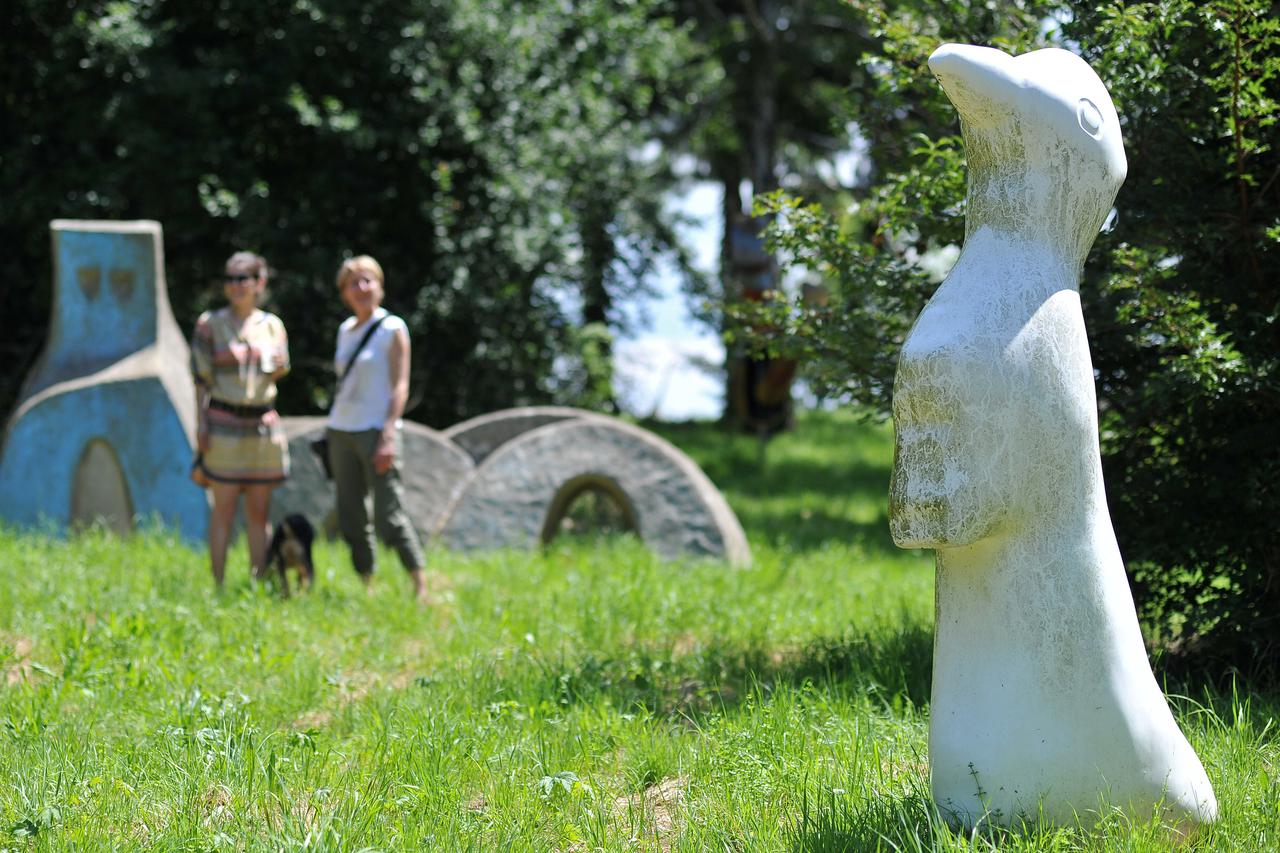 06.07.2014., Jakovlje - Zatvaranje kiparske kolonije i otvaranje Parka skulptura predstavljanjem radova sudionika 17. kiparske kolonije Djurdje Gudlin Zanoski i Zeljka Kovacica. U dvorcu Adele Sixta vec se dvadesetak godina odrzavaju kiparske kolonije, a 