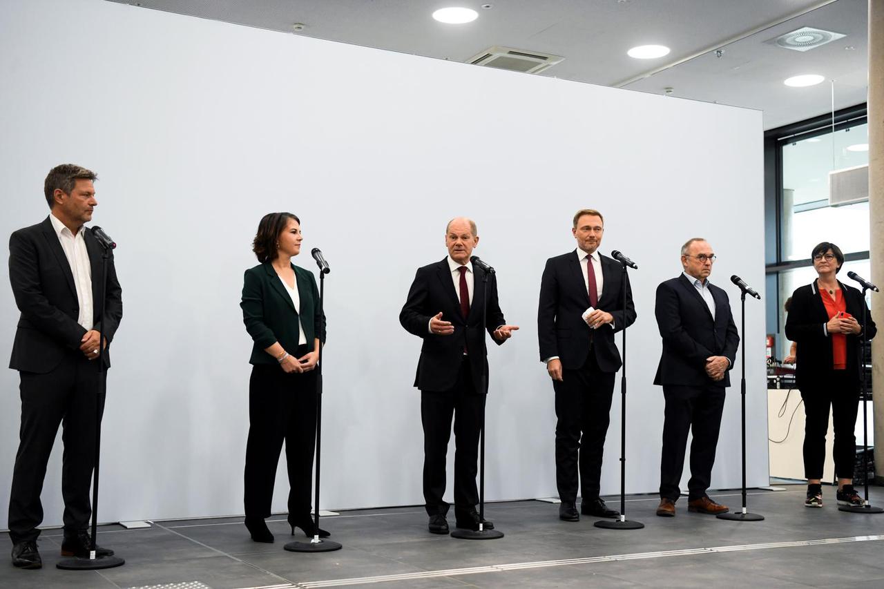 Lideri Zelenih Robert Habeck i Annalena Baerbock, kancelarski kandidat SPD-a Olaf Scholz, čelnik FDP-a Christian Lindner i dvoje predsjednika SPD-a, Norbert Walter-Borjans i Saskia Esken