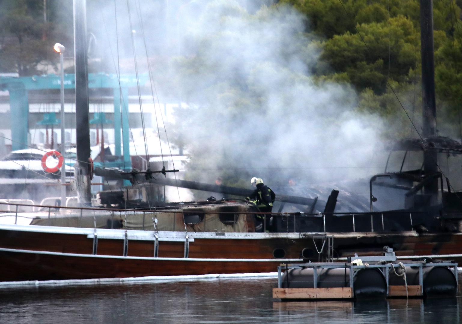 Prema pisanju portala Mok.hr, navodno je požar izazvao udar groma, a radi se o jednom od brodova Adriatic Cruisinga šibenskog poduzetanika Dragana Grubišića. Riječ je o jednom od najljepših malih cruising brodova Dalmacije.