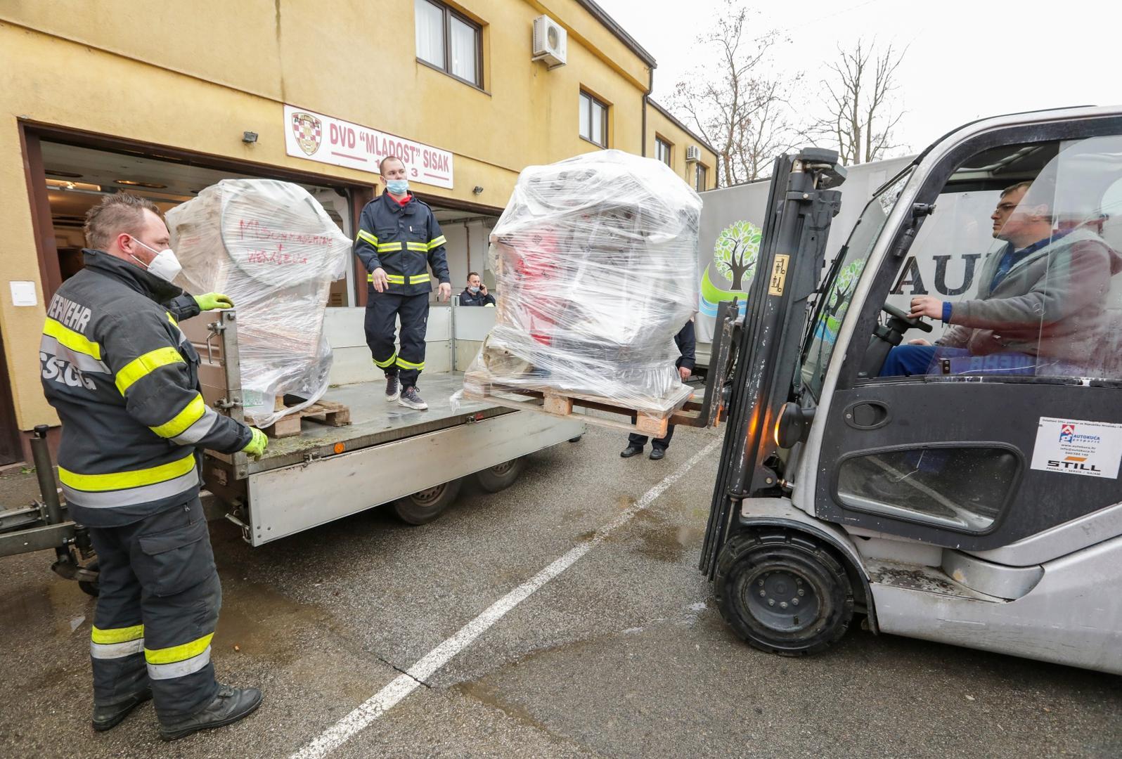 08.01.2021., Sisak - U skladiste Agro simpa stigao je austrijski konvoj kamiona s pomoci za potresom pogodjena podrucja u Sisacko-moslavackoj zupaniji. Photo: Robert Anic/PIXSELL